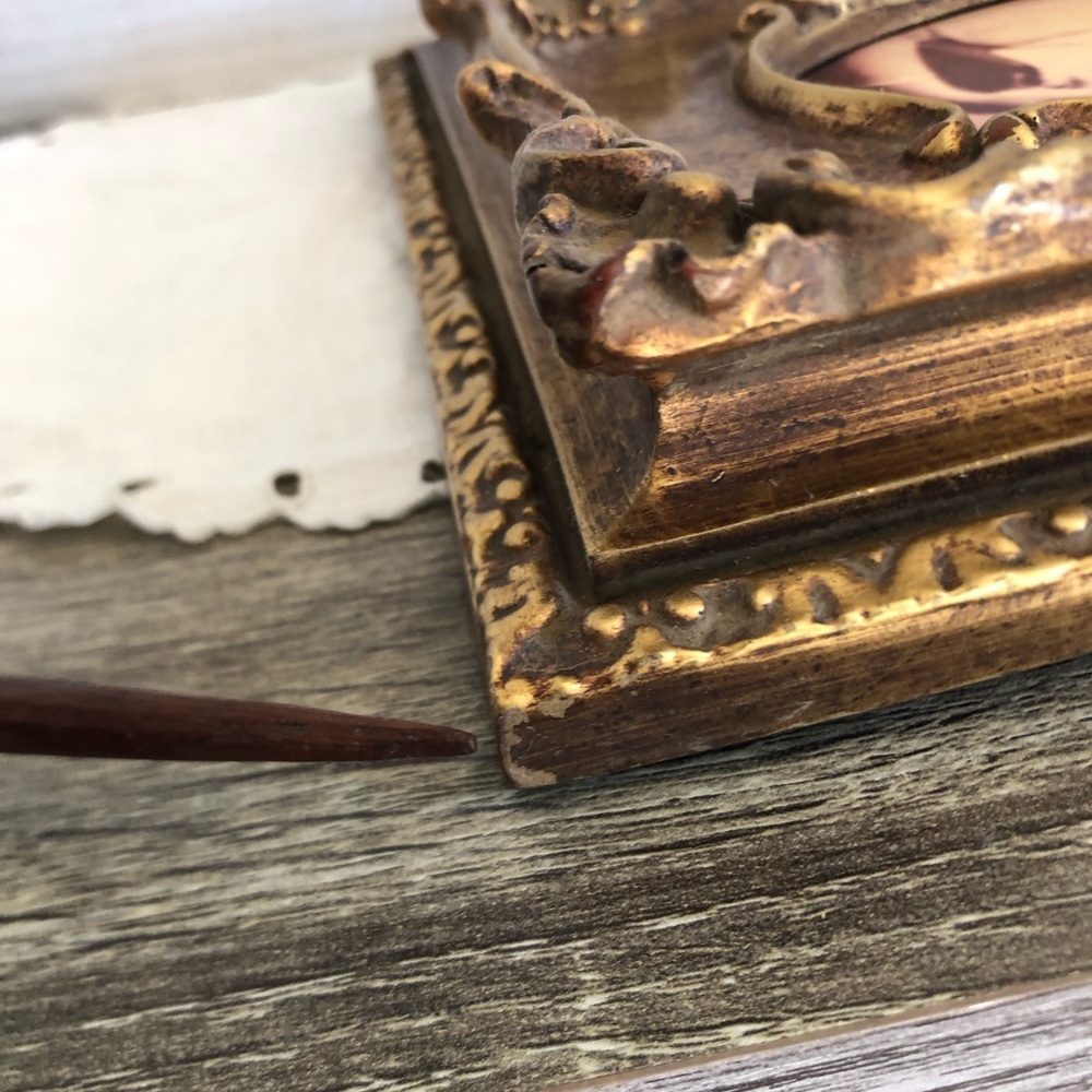 Vtg Gold Ornate Frame with Old Photograph - Picture 9 of 11